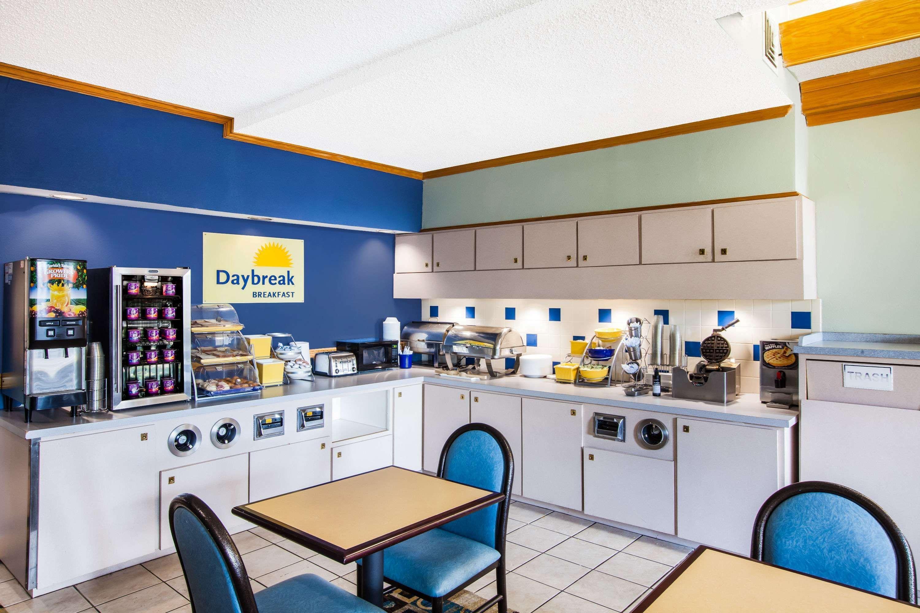 Days Inn & Suites By Wyndham Corpus Christi Central Экстерьер фото