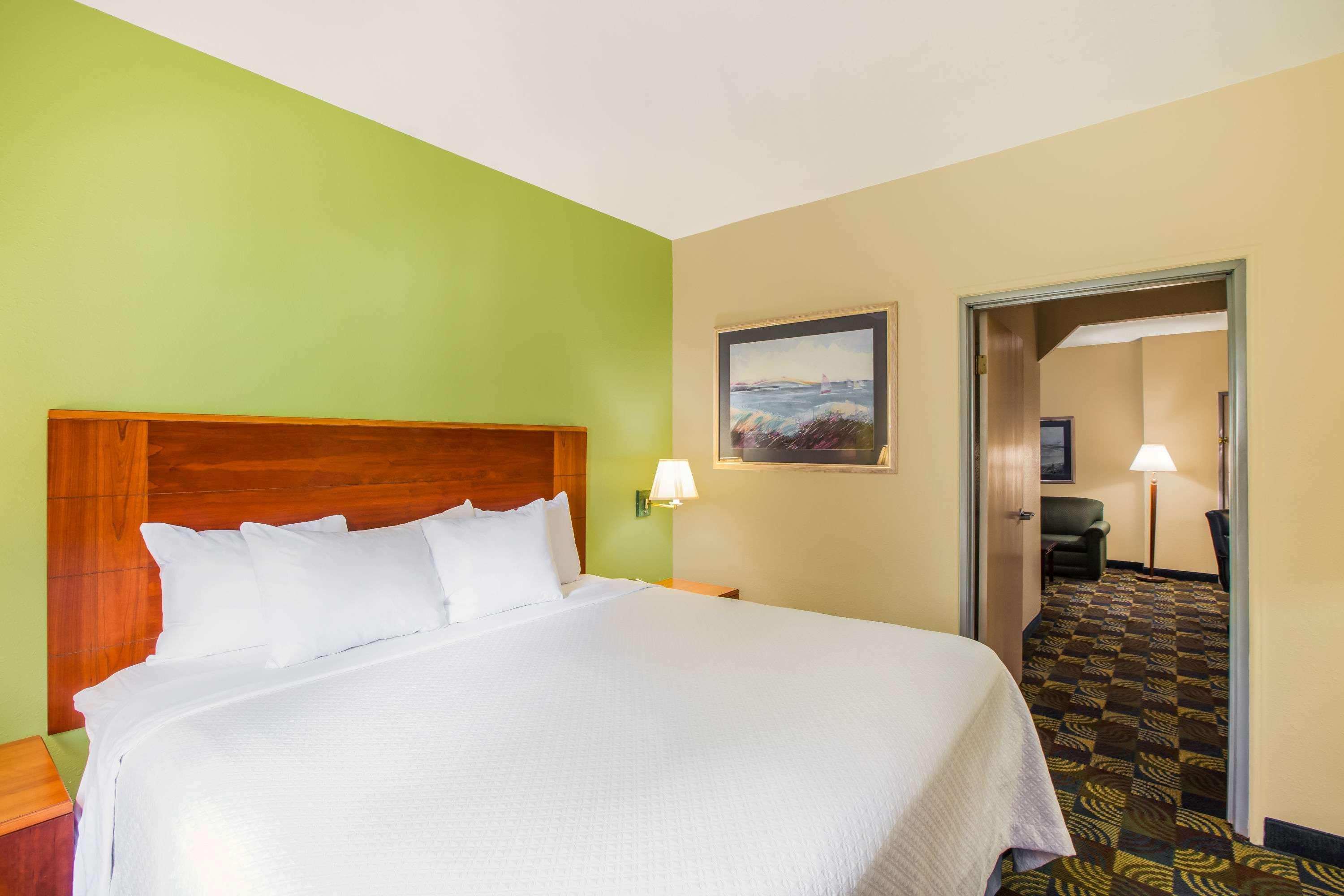 Days Inn & Suites By Wyndham Corpus Christi Central Экстерьер фото