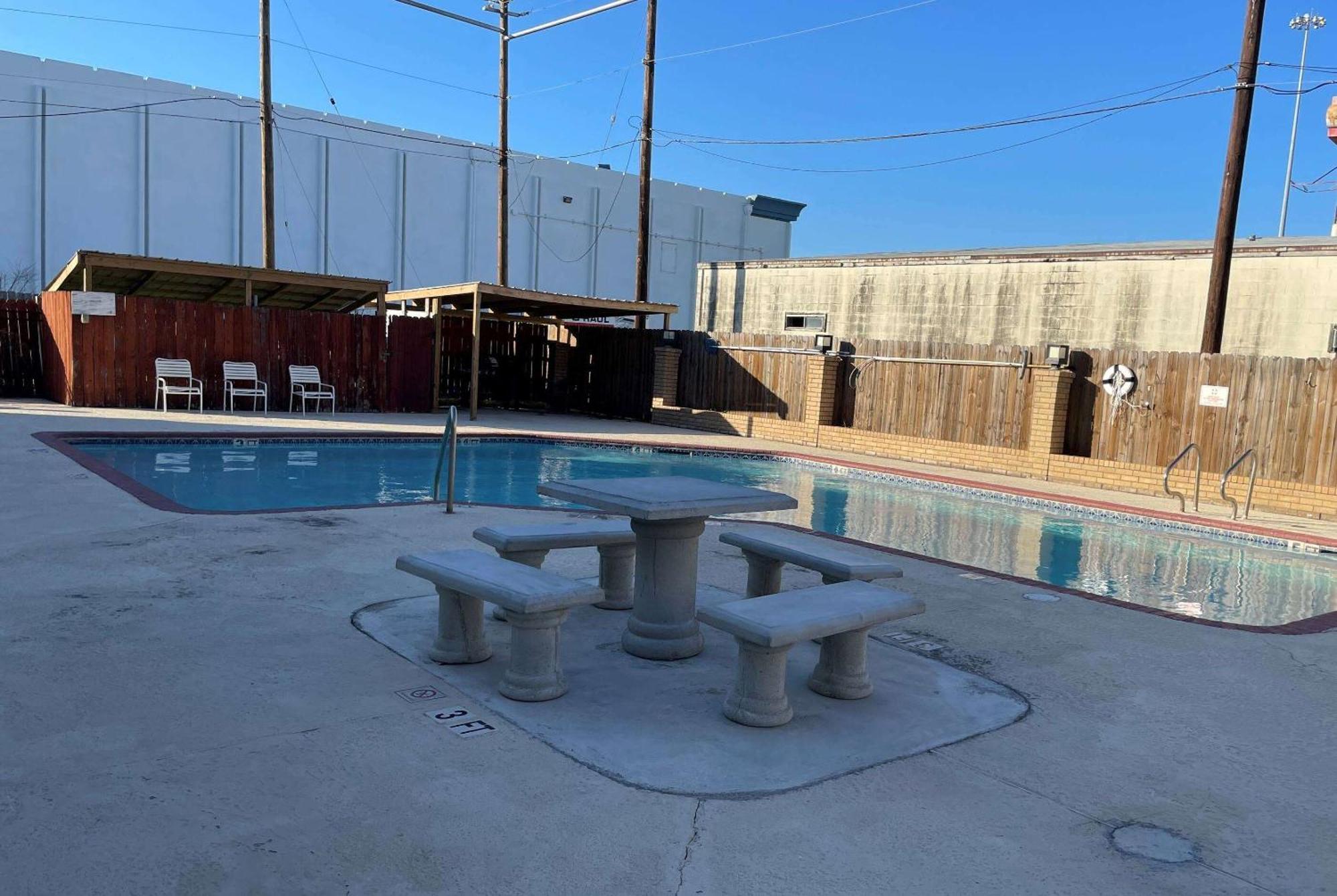 Days Inn & Suites By Wyndham Corpus Christi Central Экстерьер фото