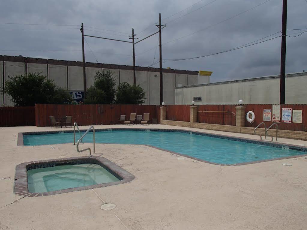 Days Inn & Suites By Wyndham Corpus Christi Central Экстерьер фото